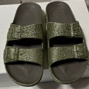 Cacatoes - Transcoso- Dark kaki PVC sandals with glitter and bubble gum fragance